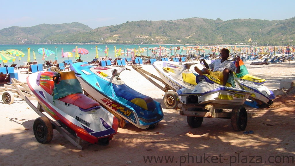 phuket photos daylife patong beach road